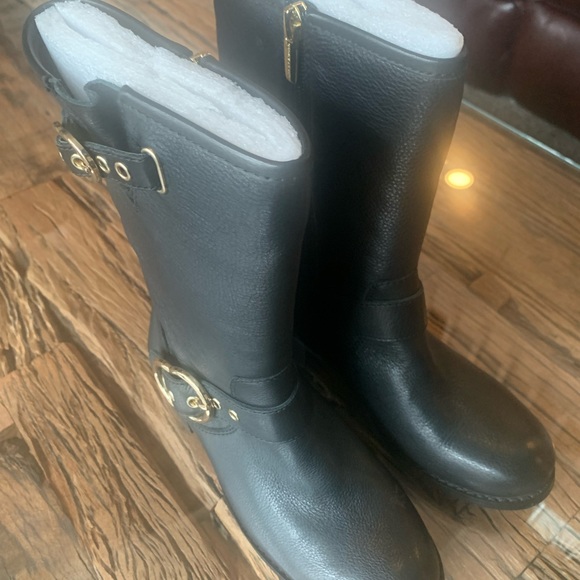 Vince Camuto - Picture 3 of 10